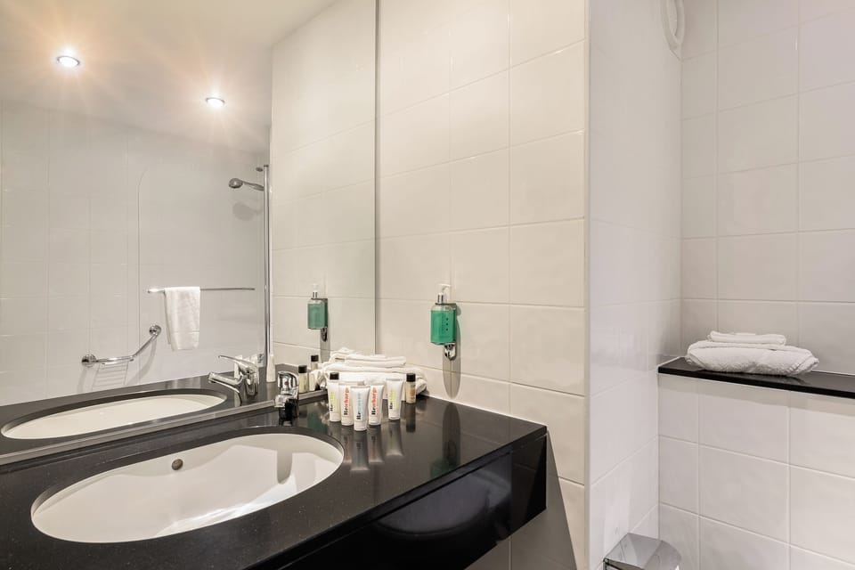 Combined shower/tub, hair dryer, towels