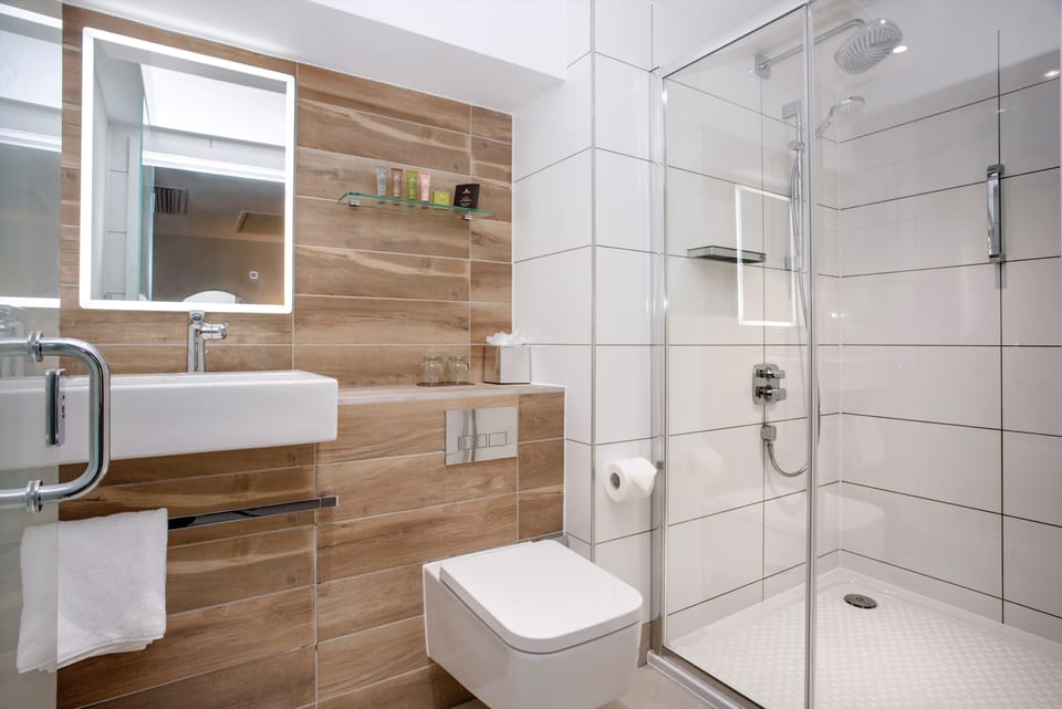 Deluxe Room, 1 King Bed, Non Smoking | Bathroom | Shower, designer toiletries, hair dryer, towels