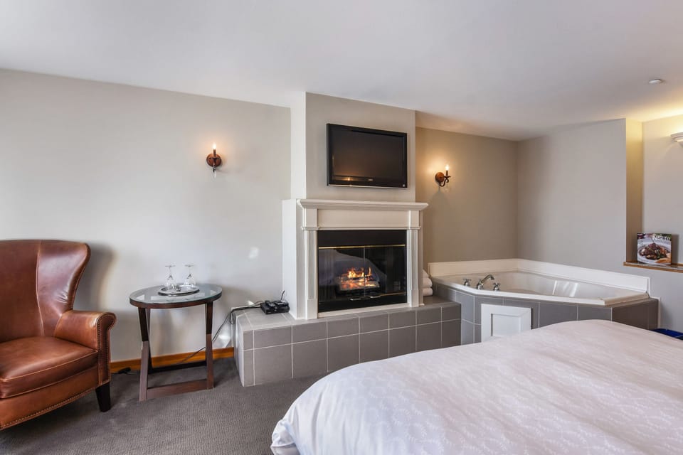Deluxe Room, 1 King Bed | Room amenity