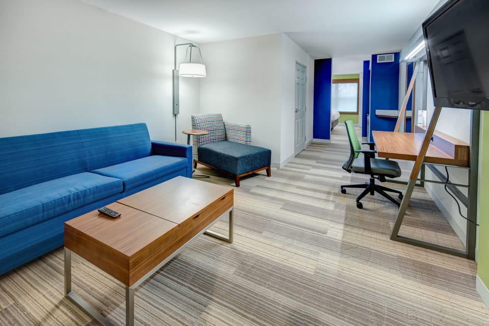 Suite, 1 King Bed | In-room safe, desk, blackout drapes, iron/ironing board