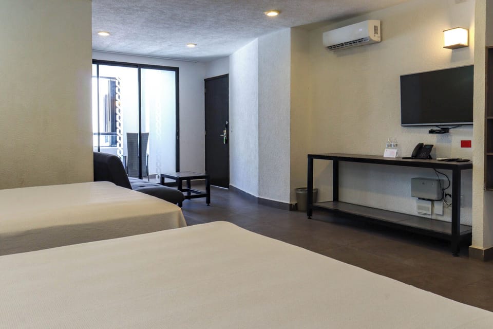 Deluxe room, 2 camas | Premium bedding, in-room safe, desk, laptop workspace