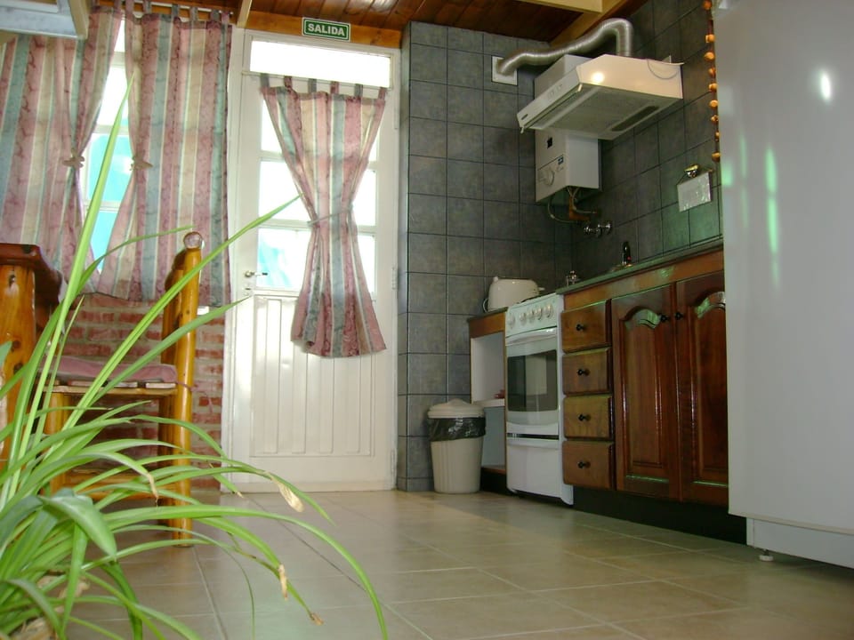 Coffee/tea maker, full-size fridge, microwave, oven