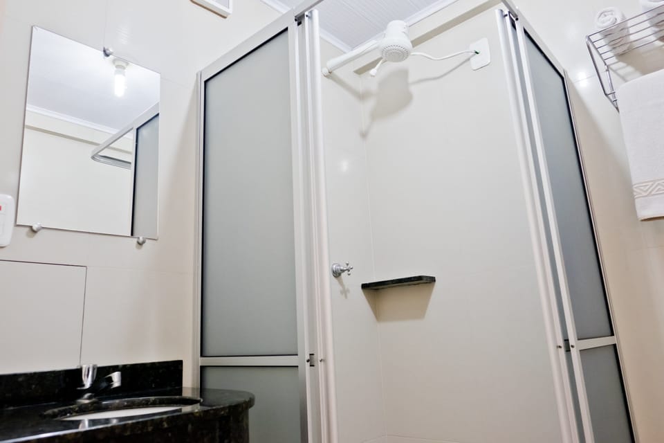 Shower, rainfall showerhead, free toiletries, hair dryer