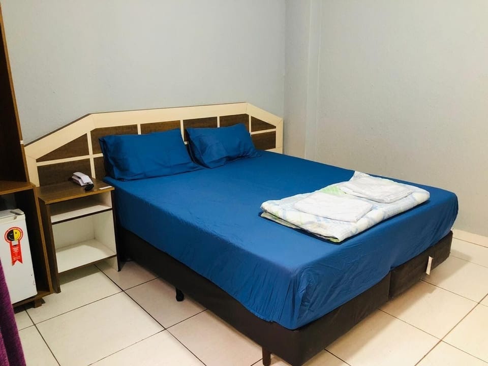 Economy Room | Hypo-allergenic bedding, minibar, in-room safe, desk