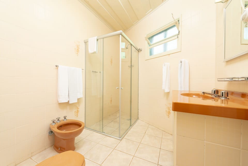 Quarto Familia Premium | Bathroom | Shower, hair dryer, towels