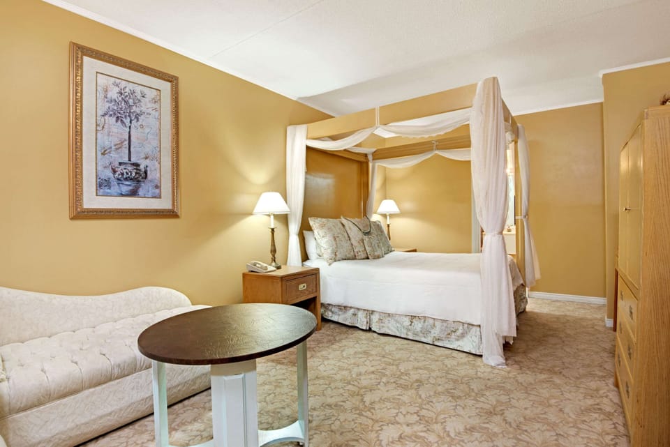 Honeymoon Suite | Desk, iron/ironing board, free WiFi