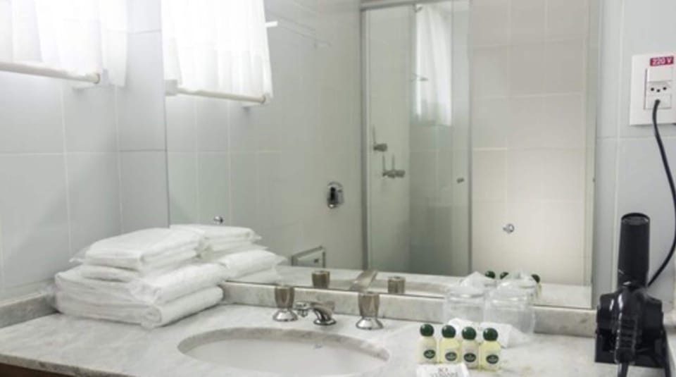 Deluxe Room (com carpete) | Minibar, in-room safe, desk, blackout drapes