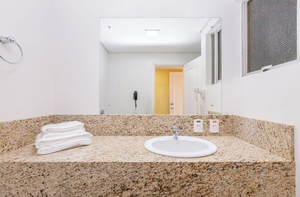 Shower, rainfall showerhead, free toiletries, hair dryer