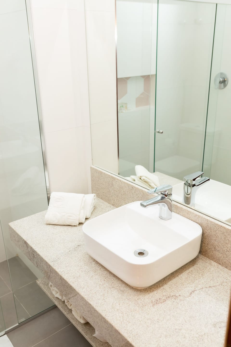 Standard Room | Minibar, in-room safe, desk, free cribs/infant beds