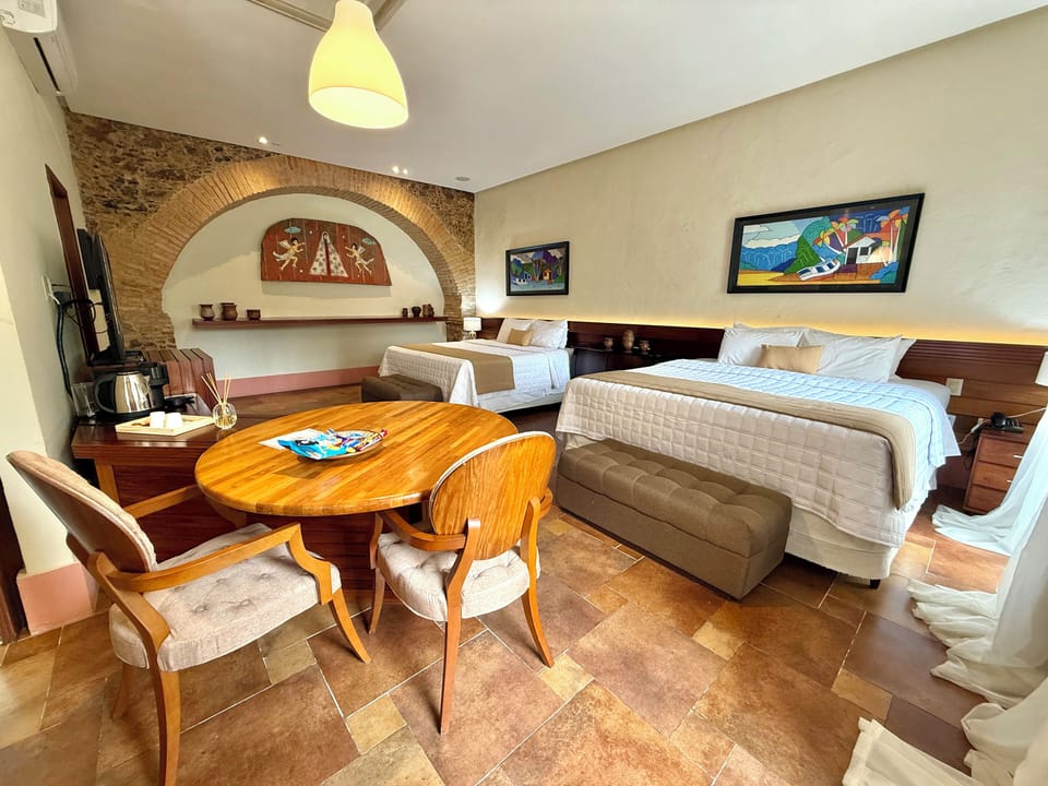 Suite Presidencial com Banheira | Minibar, in-room safe, individually furnished, desk