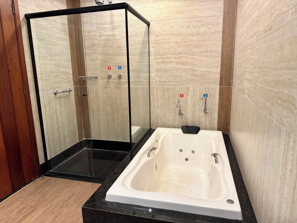 Suite Presidencial com Banheira | Bathroom | Free toiletries, towels