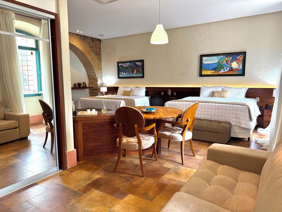 Suite Presidencial com Banheira | Minibar, in-room safe, individually furnished, desk