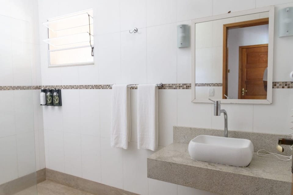 Suite Junior | Bathroom | Shower, free toiletries, hair dryer, towels