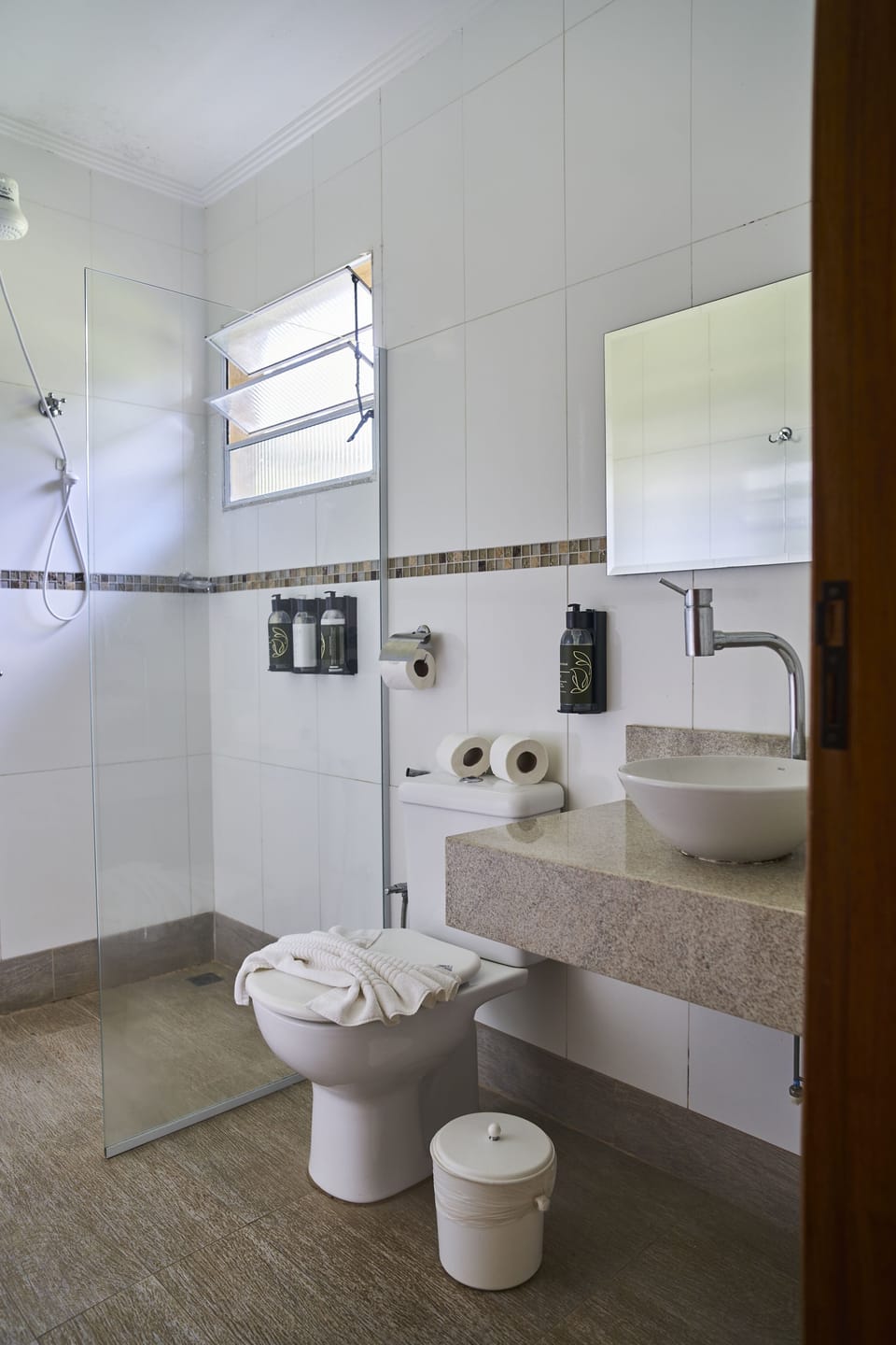 Suite Junior | Bathroom | Shower, free toiletries, hair dryer, towels