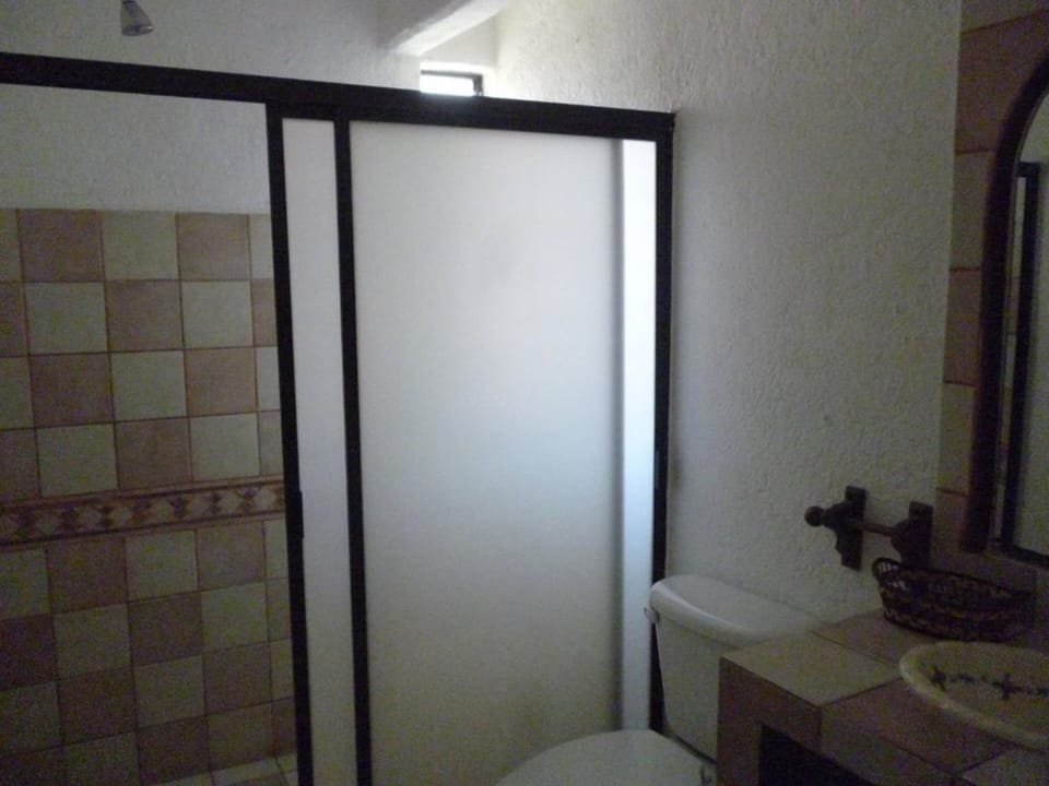 2 camas dobles Aire Acondicionado | Bathroom | Shower, towels