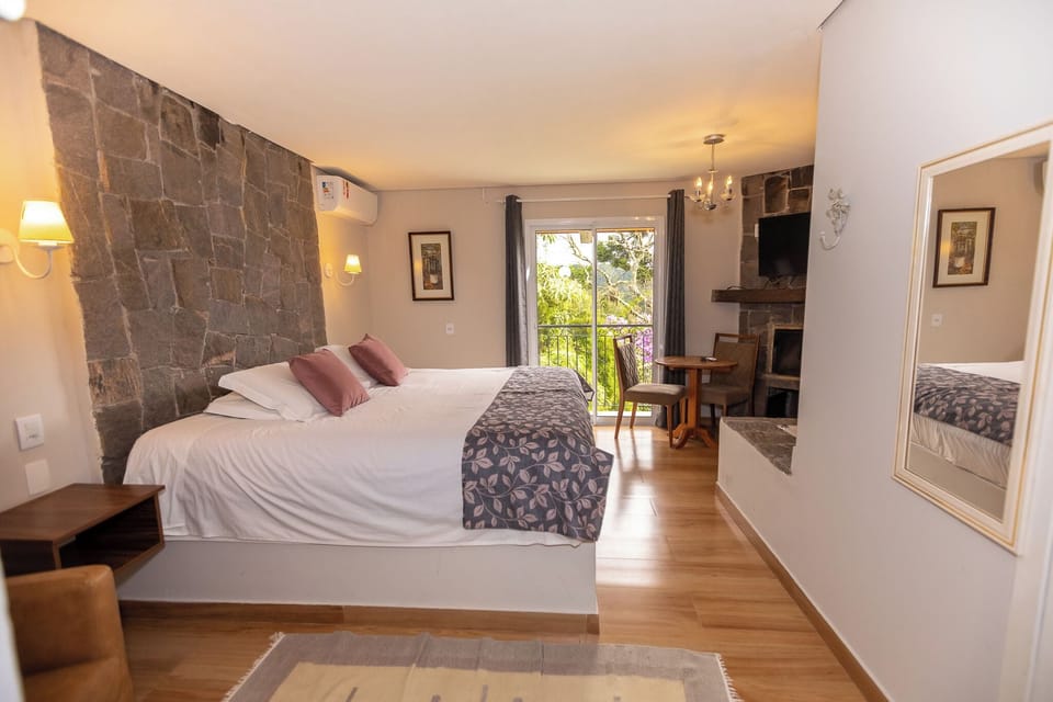 Superior Chalet, Fireplace (Banheira de Hidromassagem) | 1 bedroom, minibar, blackout drapes, free WiFi