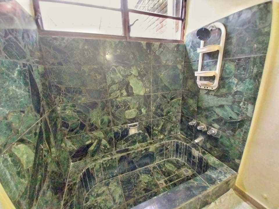 Grand Room, 1 King Bed | Bathroom | Shower, free toiletries, towels