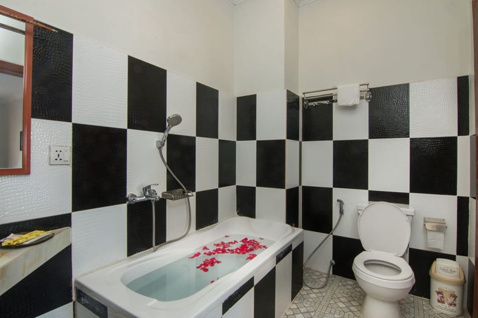 Superior Triple Room, City View | Bathroom | Shower, free toiletries, hair dryer, slippers