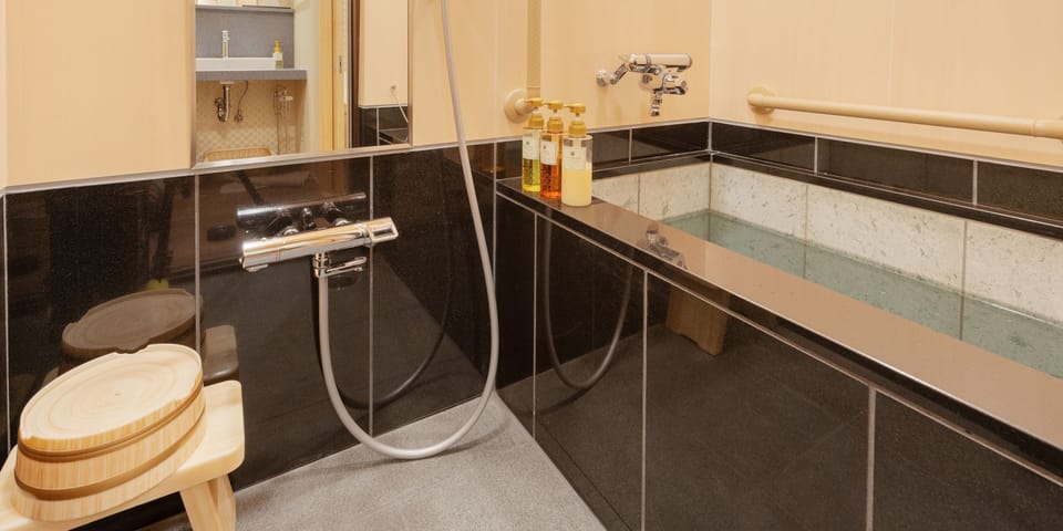 Combined shower/tub, deep soaking tub, free toiletries, hair dryer