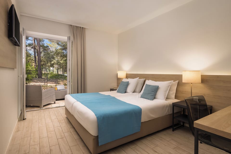 Superior Double Room with Seaside Balcony | Minibar, in-room safe, desk, free cribs/infant beds