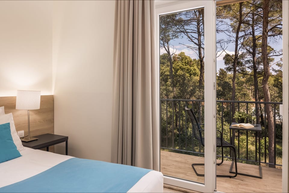 Superior Double Room with Balcony | Minibar, in-room safe, desk, free cribs/infant beds