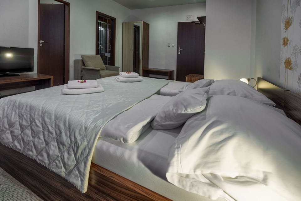 In-room safe, desk, iron/ironing board, cribs/infant beds