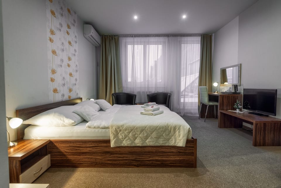 In-room safe, desk, iron/ironing board, cribs/infant beds