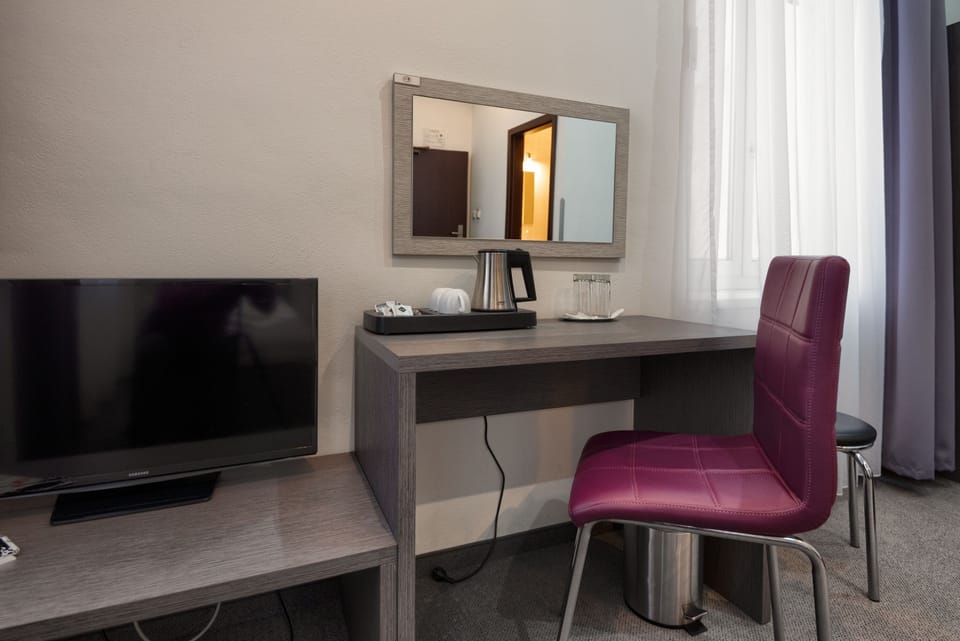 In-room safe, desk, iron/ironing board, cribs/infant beds