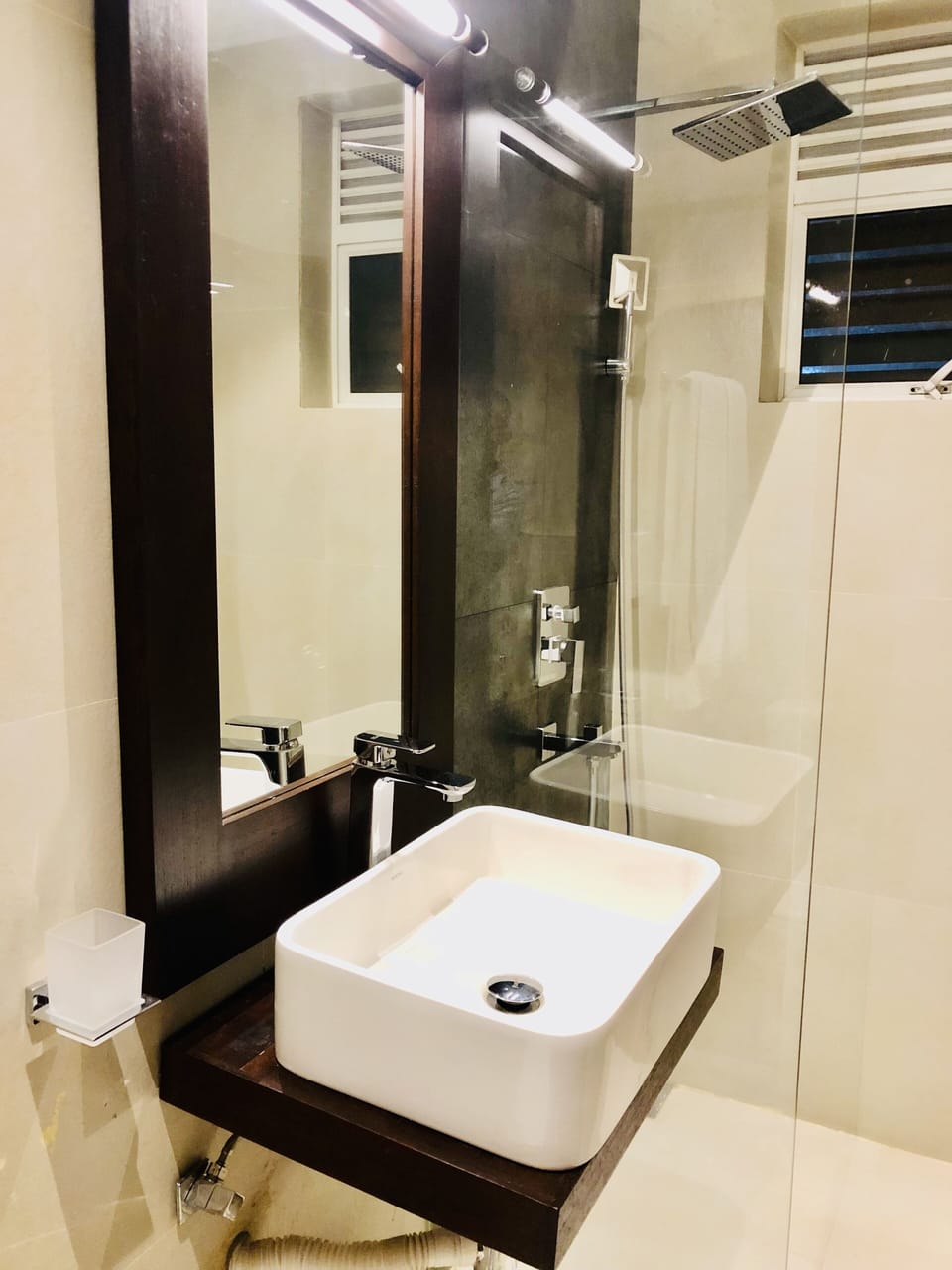 Shower, rainfall showerhead, free toiletries, hair dryer