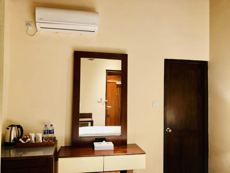 Standard Twin Room | Bathroom | Shower, rainfall showerhead, free toiletries, hair dryer