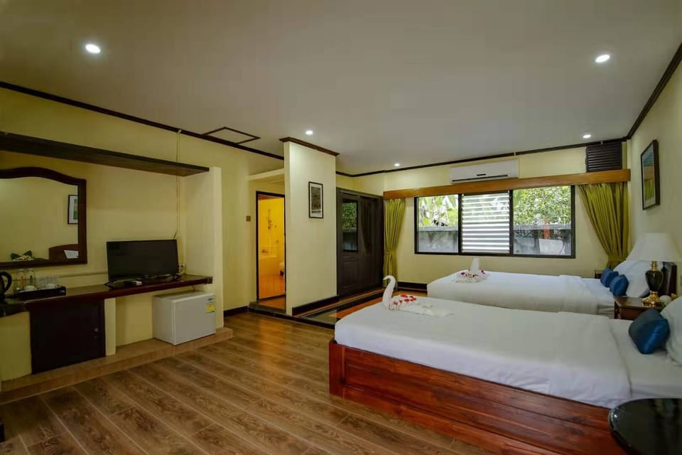 Elite Twin Room, 1 Bedroom | Premium bedding, minibar, desk, laptop workspace