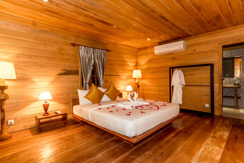 Honeymoon Cabin, 1 King Bed, Balcony, Pool View | Room amenity