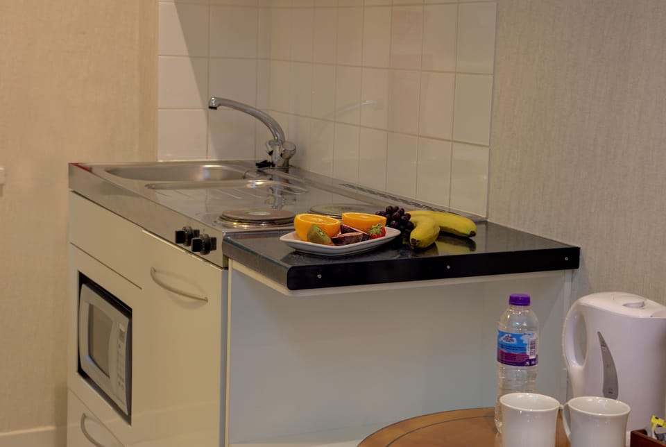 Executive Studio, 1 Double Bed, Non Smoking | Private kitchenette | Coffee/tea maker, electric kettle