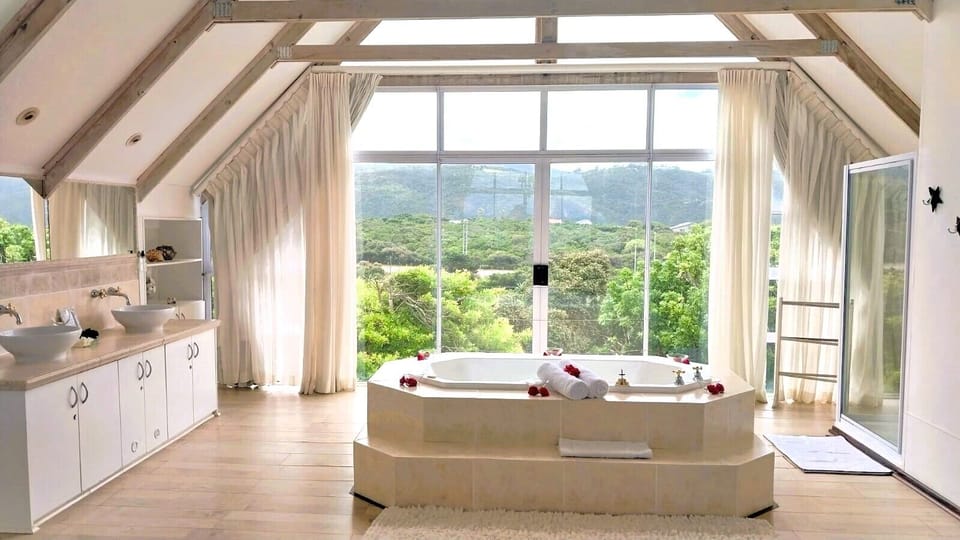 Comfort Penthouse (Ocean Penthouse) | Bathroom | Free toiletries, hair dryer, towels, shampoo