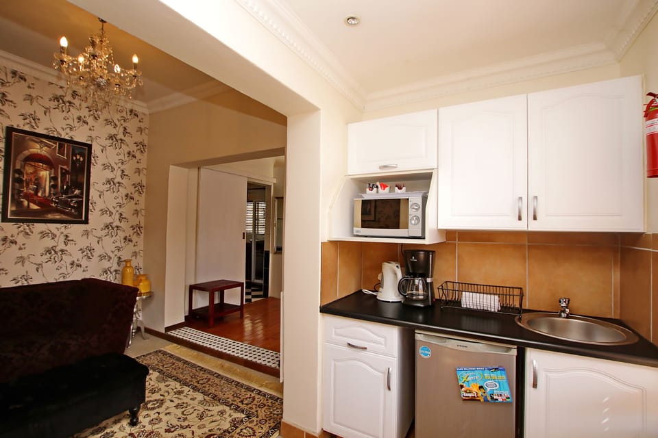Luxury Room (Golden Slumber ) | Private kitchenette | Fridge, microwave, electric kettle