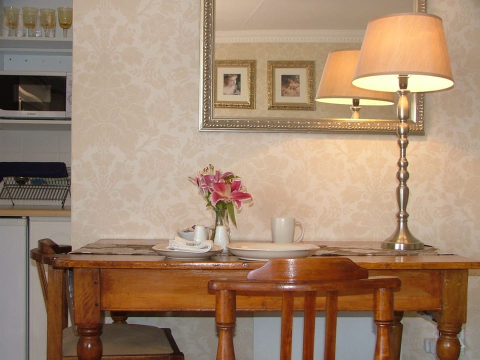 Luxury Room | Living area | 60-cm plasma TV with satellite channels, TV