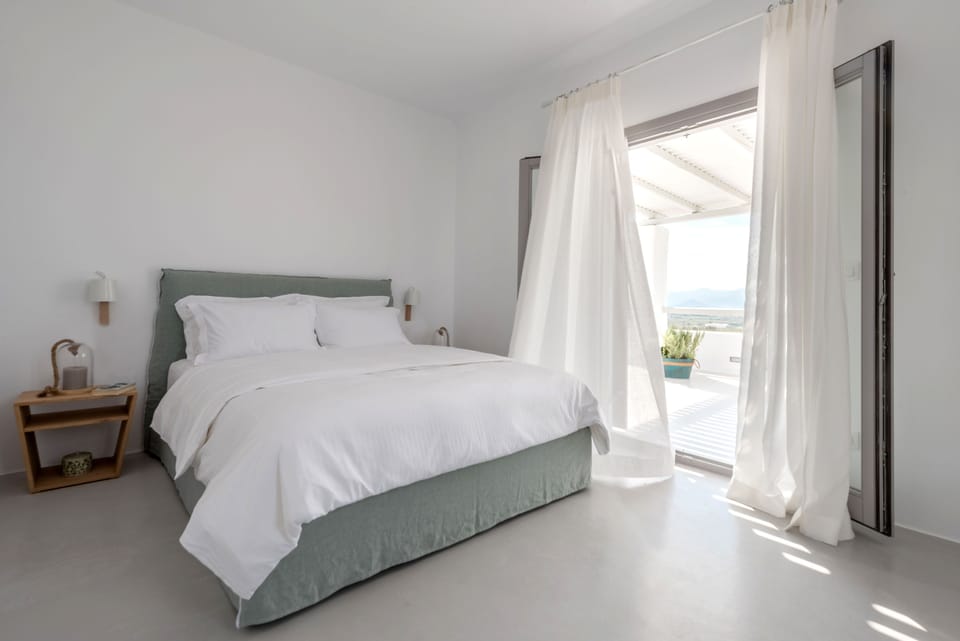 Deluxe Suite, Sea View | In-room safe, desk, soundproofing, free cribs/infant beds
