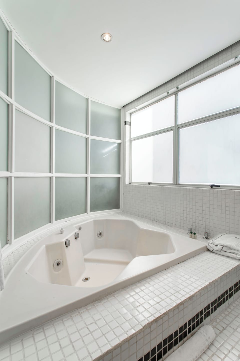 Presidential Studio Suite | Bathroom | Shower, free toiletries, bidet, towels