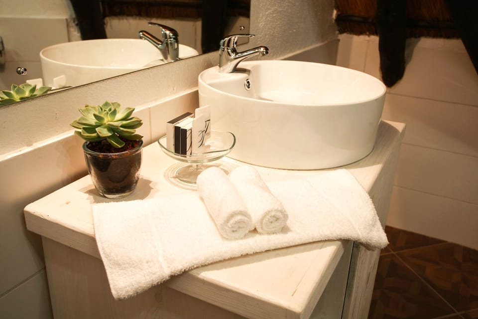 Comfort Twin Room, 1 Bedroom (Twin Rooms) | Bathroom | Shower, free toiletries, hair dryer, towels