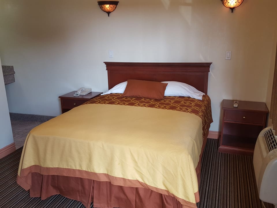 Premium Room, 1 Queen Bed | Desk, iron/ironing board, free WiFi, wheelchair access
