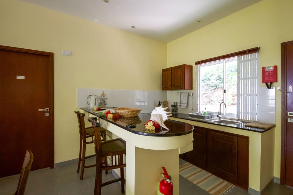 Superior Suite, 1 Bedroom, Ocean View, Sea Facing | Private kitchenette | Fridge, microwave, stovetop, electric kettle
