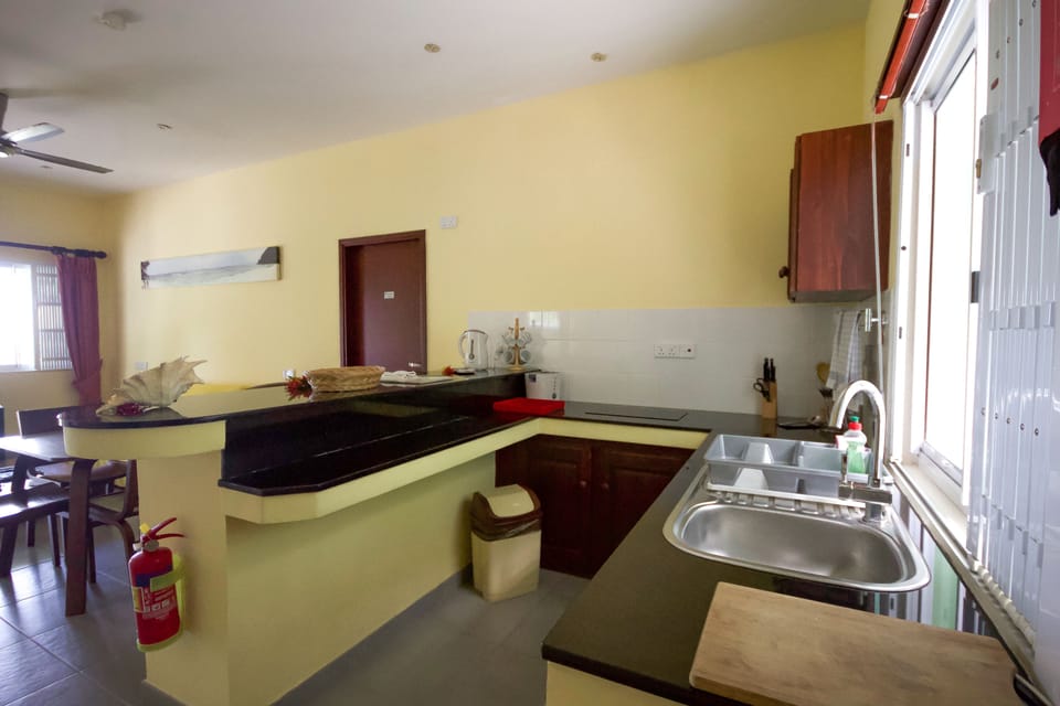 Superior Suite, 1 Bedroom, Ocean View, Sea Facing | Private kitchenette | Fridge, microwave, stovetop, electric kettle