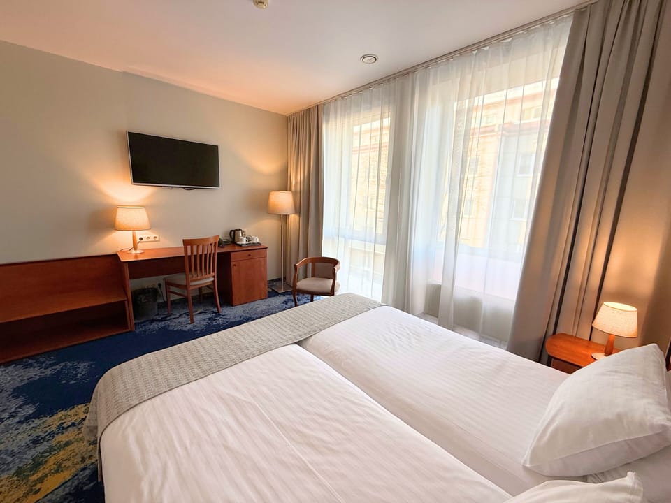 Standard Double Room, 1 Bedroom, Non Smoking | In-room safe, desk, laptop workspace, soundproofing