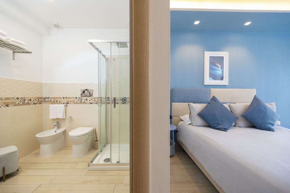 Classic Double Room | Bathroom | Shower, rainfall showerhead, free toiletries, hair dryer