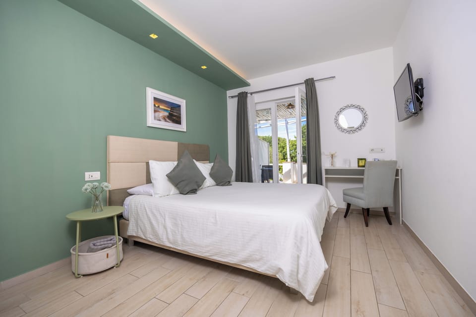 Comfort Double Room | Hypo-allergenic bedding, down comforters, Select Comfort beds, minibar