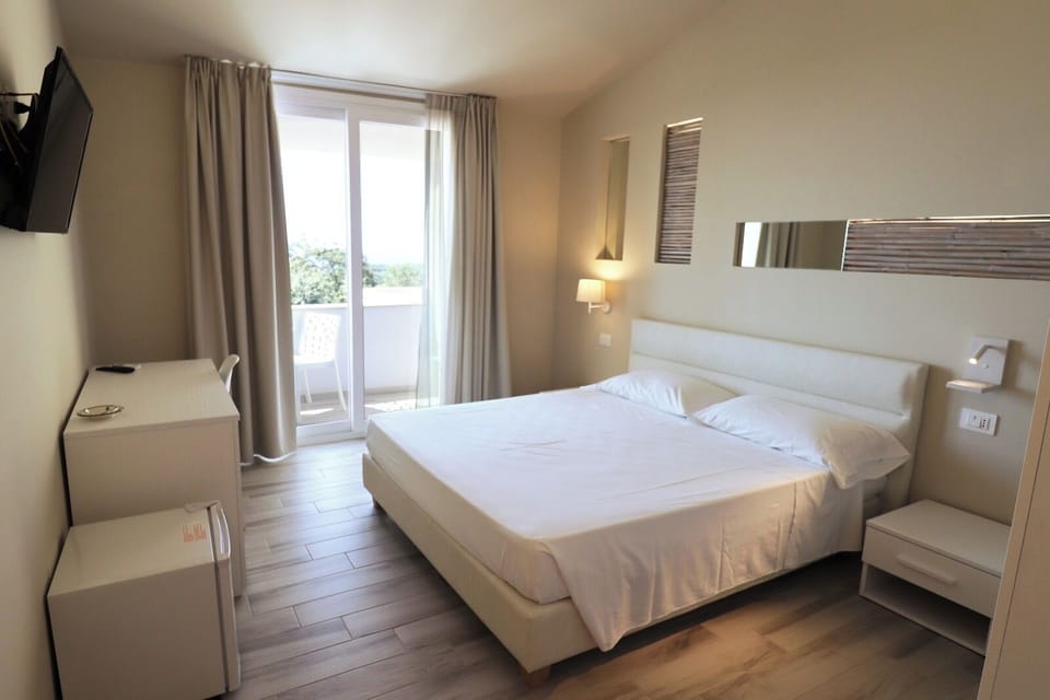 Deluxe Double Room | In-room safe, desk, free WiFi, bed sheets