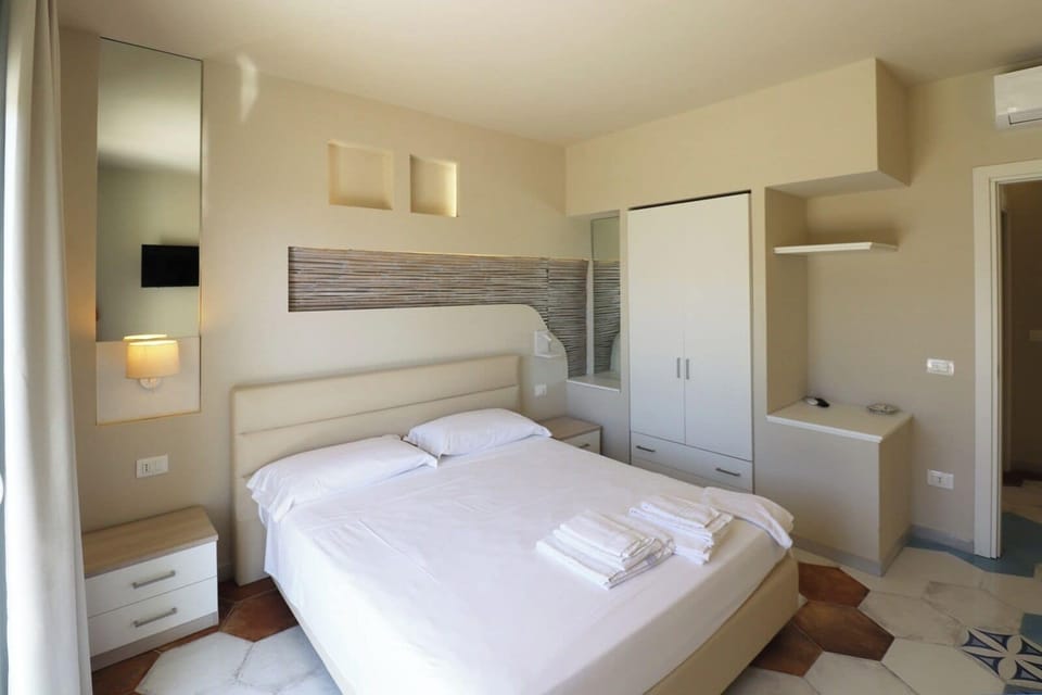 Deluxe Quadruple Room | In-room safe, desk, WiFi (free), bed sheets
