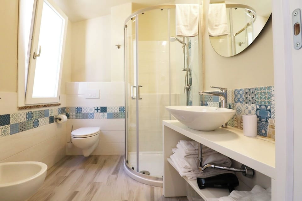 Deluxe Double Room | Bathroom | Shower, free toiletries, hair dryer, bidet