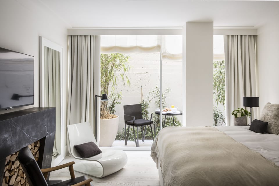 Deluxe Room | Living area | Flat-screen TV, pay movies