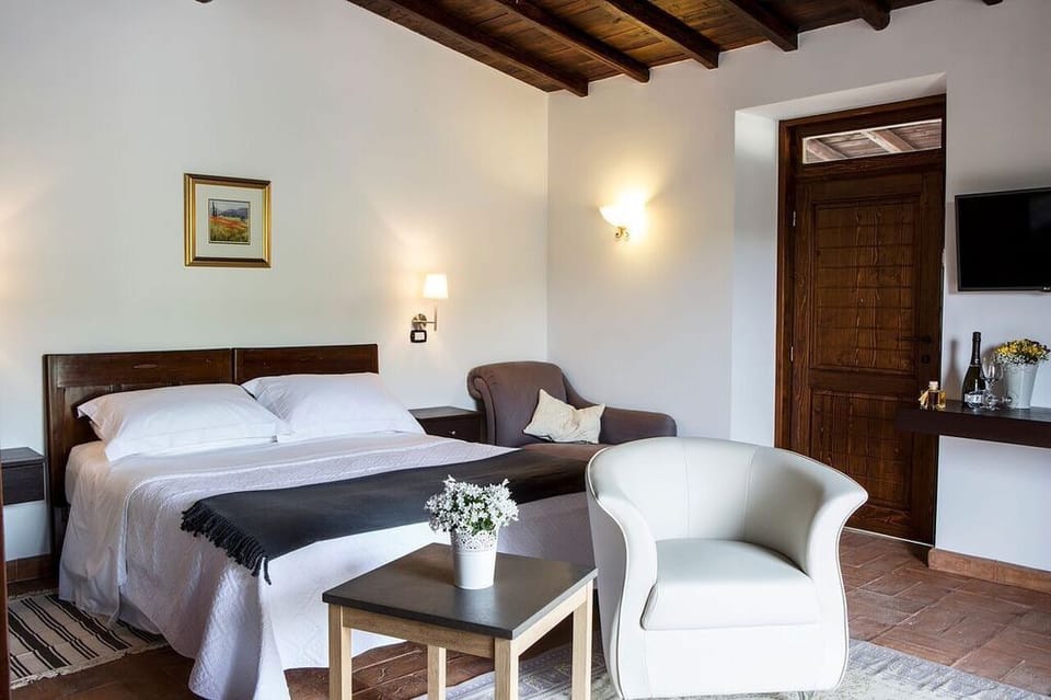 Double Room Ensuite with Shower (Lavanda) | Egyptian cotton sheets, down comforters, in-room safe
